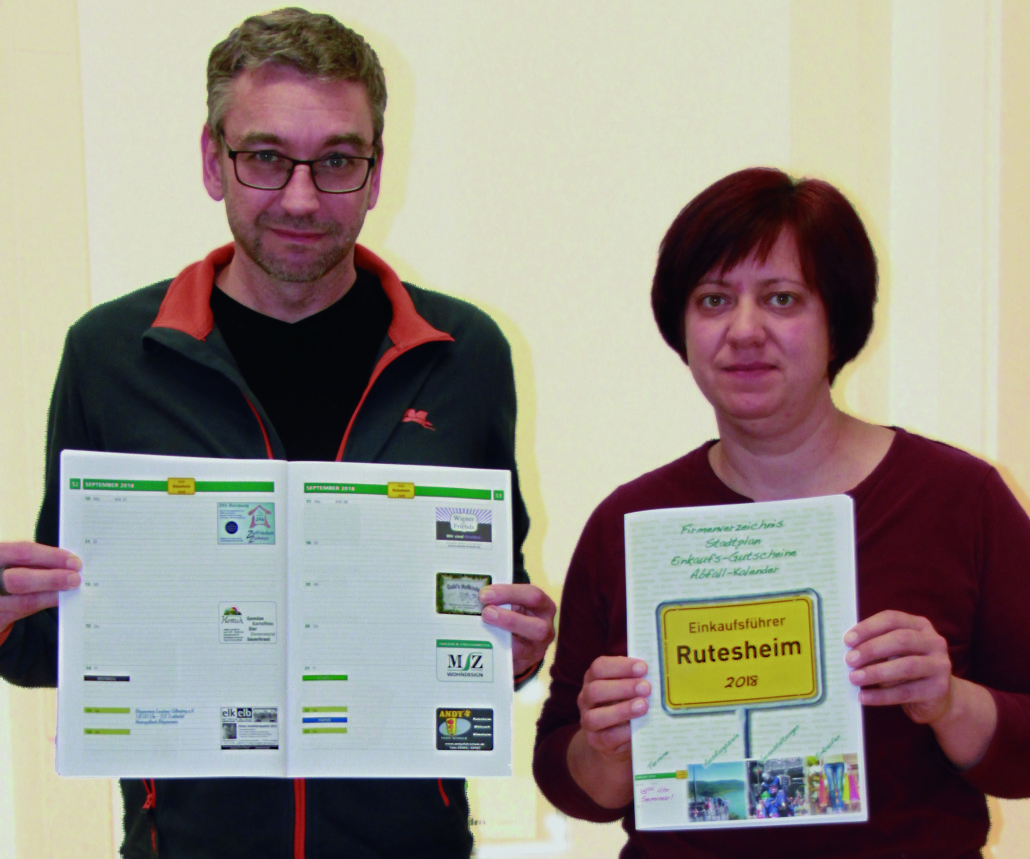 Frank Manhillen und Sandra Weidner von der Manhillen Drucktechnik GmbH mit dem neuen "Einkaufsführer Rutesheim 2018".