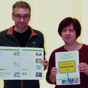Frank Manhillen und Sandra Weidner von der Manhillen Drucktechnik GmbH mit dem neuen "Einkaufsführer Rutesheim 2018".