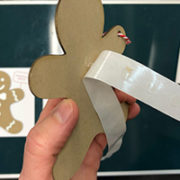 Making-of Weihnachtskarte: Ausrüstung des Lebkuchenmanns mit Klebepunkten