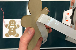 Making-of Weihnachtskarte: Ausrüstung des Lebkuchenmanns mit Klebepunkten