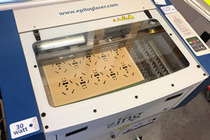 Making-of Weihnachtskarte: Laserschneiden der Details des Lebkuchenmanns (Druckveredelung mit Lasertechnologie)