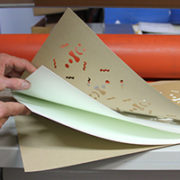 Making of Weihnachtskarte: Mehrschichtiges Multiloft-Papier wird in Rollenpresse aufkaschiert