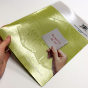 Druckveredelung im UV-Offsetdruck: Reizvolle Matt-Glanz-Effekte durch Drip-off-Lackierung einer DIN A4 Heftmappe