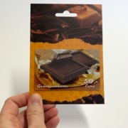 Druckveredelung im Siebdruck: Duftlack (Schokolade) auf Plastik-Geschenkkarte und Kartenträger mit Lentikulareffekt (3D)