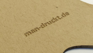Druckveredelung mit Lasertechnologie: Lasergravur (z. B. Logo) auf mehrschichtigem Multiloft-Papier