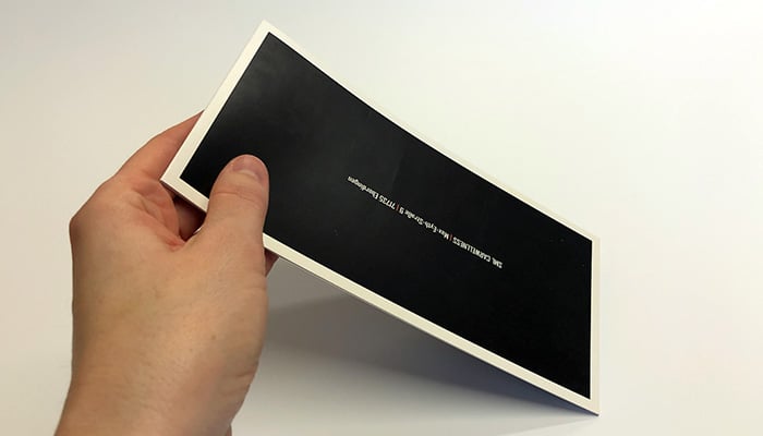 Druckveredelung im Siebdruck: Haptisch erlebbare Rückseite einer Einladungskarte mittels Softtouch-Lack