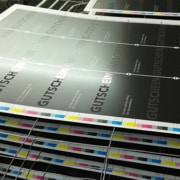 Making-of Mailing Heißfolienprägung: Tiefschwarz bedruckte Plastikkarten versehen mit Relieflack (UV-Lack) im Trockenwagen (Druckveredelung mit Siebdruck)