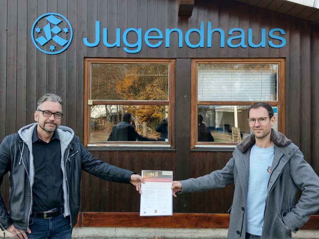 Frank Manhillen, Geschäftsführer der Manhillen Drucktechnik GmbH, mit Matthias Becher, dem als Geschäftsführer des SV Stuttgarter Kickers e. V. gerade auch die Jugendarbeit sehr am Herzen liegt.